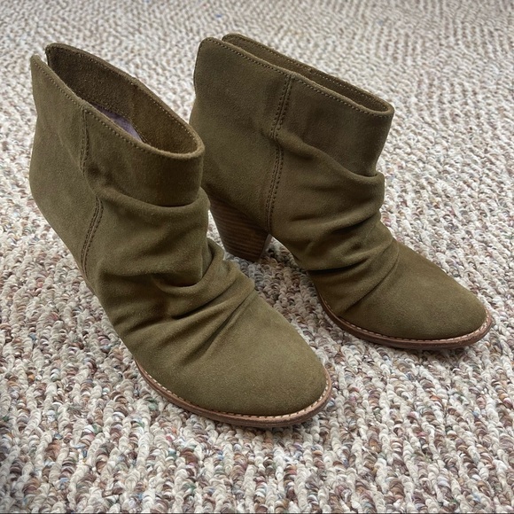 SPLENDID OLIVE GREEN SUEDE ANKLE BOOTIES - Picture 3 of 10